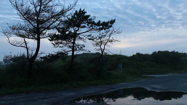 黑暗空路的静态镜头视频素材