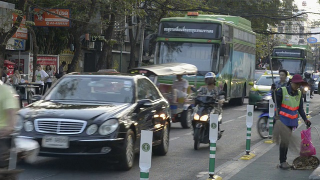 孟加拉国的道路清扫车视频素材