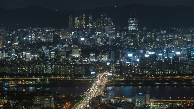 汉南大桥上的交通夜景和江南区的摩天大楼视频素材