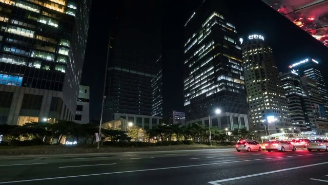 悠ido交通中心的夜景和街上的交通视频素材