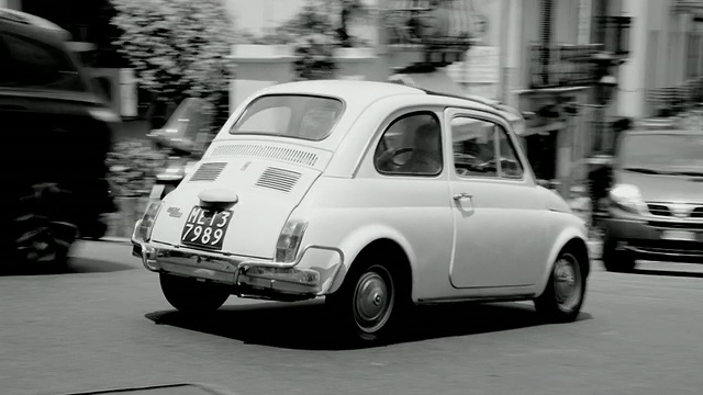 菲亚特500 (Fiat 500)正在转弯视频素材