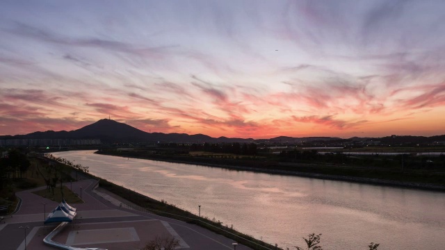 夕阳下的驳船通过京畿道视频素材