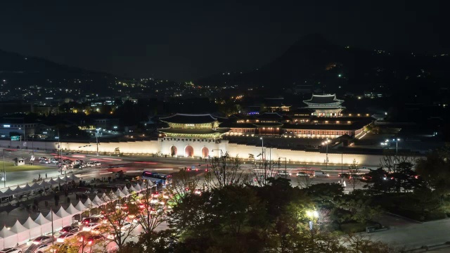 日落至夜景，车辆行驶在光华门附近的道路上视频素材