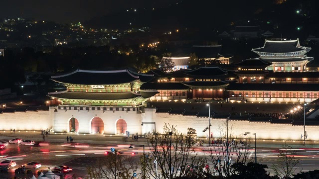 夜景的车辆行驶在光华门视频素材