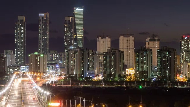 夜景，道路上的交通和摩天大楼在松岛视频素材