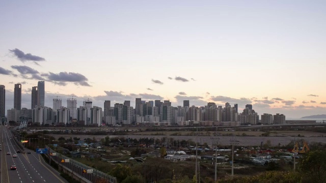 道路上的交通和摩天大楼的日落视图视频素材