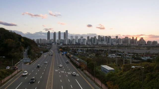 日落到夜晚，道路上的交通和在松岛的摩天大楼视频素材