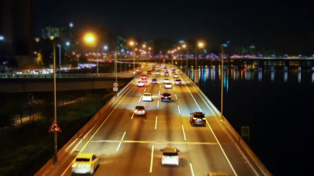 江边本诺高速公路上的交通夜景视频素材