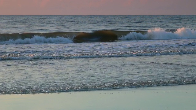 海浪和粉红色的天空视频下载