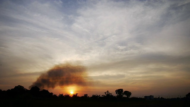 喷气式飞机降落在夕阳背景下。视频素材