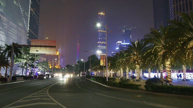 繁忙的交通和都市景观在现代城市广州的夜晚，时光流逝。视频素材