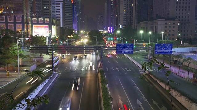 繁忙的交通和都市景观在现代城市广州的夜晚，时光流逝。视频素材