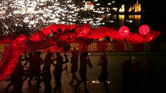 钢水的火花四溅。男人们表演舞龙庆祝中国的春节。视频素材