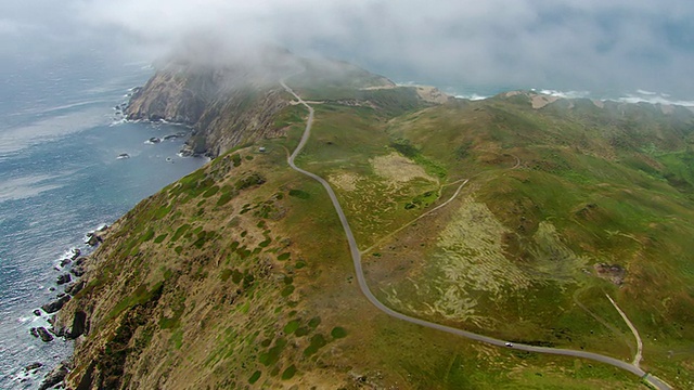 WS鸟瞰图雷斯岬海岸与道路沿山脊悬崖/美国加州视频素材