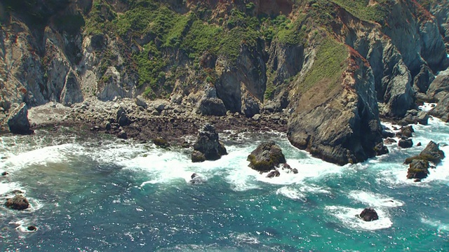 MS航拍沿着卡梅尔高地的岩石海岸，沿太平洋/加利福尼亚，美国视频素材