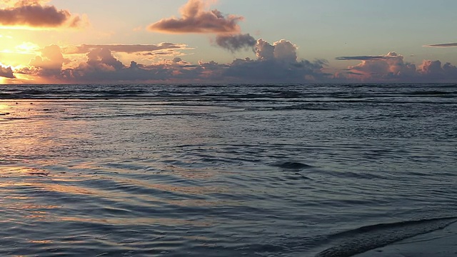 美国乔治亚州圣西蒙斯岛，日出时的海滩景观视频素材