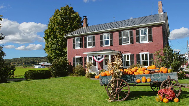 美国佛蒙特州剑桥，新英格兰，用万圣节南瓜装饰的Boyden Valley wine Colonial Home，供游客品尝视频素材