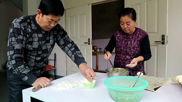 做中国饺子视频素材