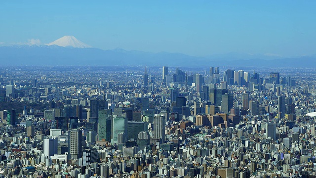 富士山和东京中心从东京天空树天宝甲板视频素材