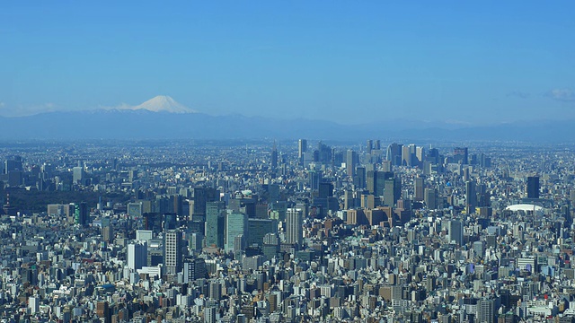 富士山和东京中心从东京天空树天宝甲板视频素材