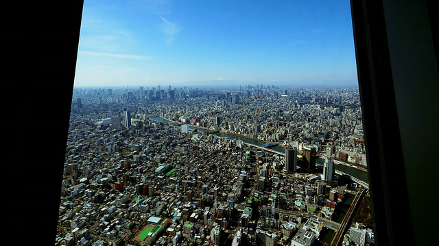 从东京天空树天博甲板的窗口看到的东京景色视频素材