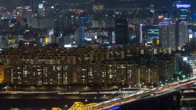 从湄邦山望去，东荷大秋桥的夜景和江南区的许多公寓视频素材