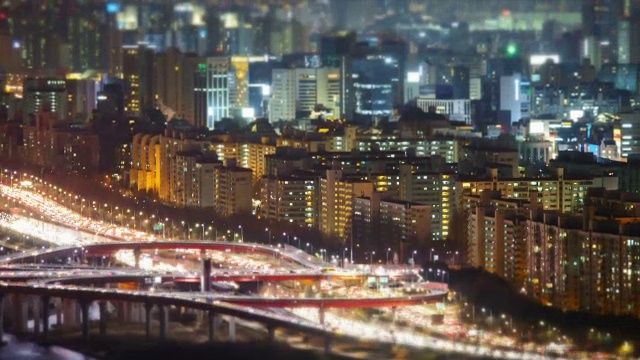 从湄邦山望去，江南区高架路的夜景和许多公寓视频素材