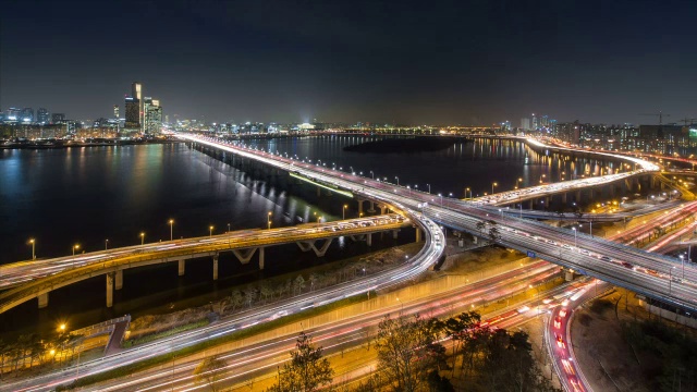 江边高速公路的夜景和maopdaegyo大桥视频素材