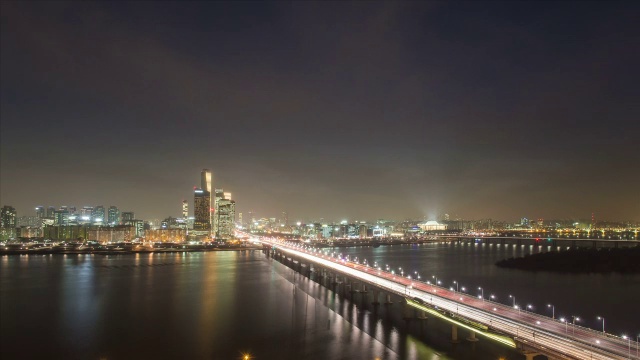 日落到夜景的马波大叶桥和汝矣岛的摩天大楼视频素材