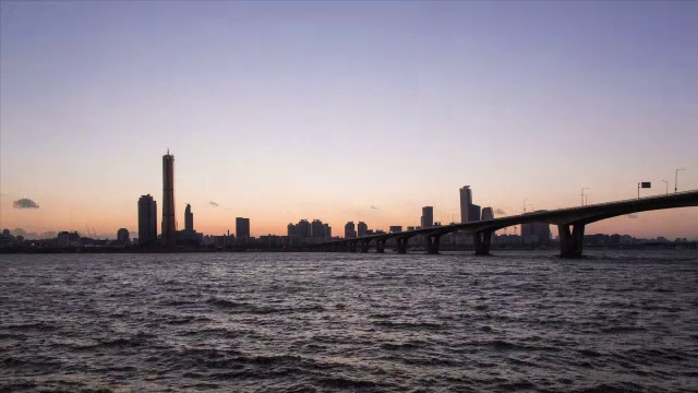 日落至夜景汉江63号楼及元孝大学桥附近视频素材