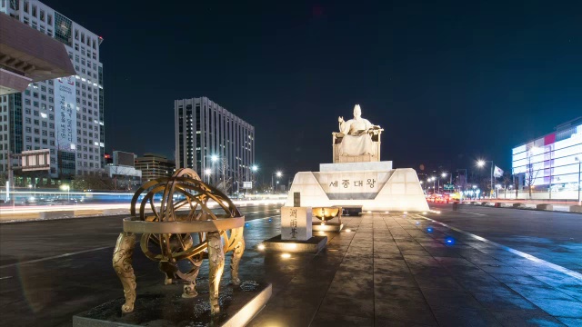 光华门广场的夜景，车流和世宗大王雕像视频素材