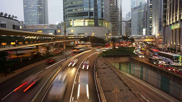 繁忙的交通和城市景观，在夜晚的现代城市香港，时间流逝。视频素材