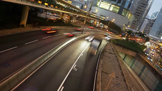 繁忙的交通和城市景观，在夜晚的现代城市香港，时间流逝。视频素材