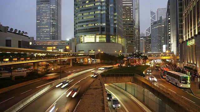 繁忙的交通和城市景观，在夜晚的现代城市香港，时间流逝。视频素材