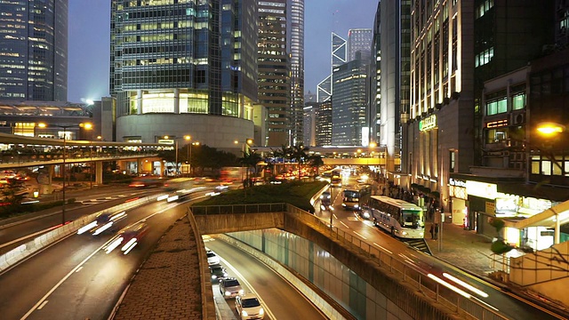 繁忙的交通和城市景观，在夜晚的现代城市香港，时间流逝。视频素材