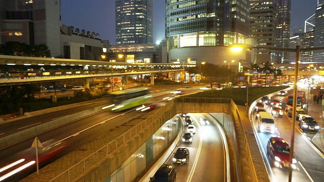 繁忙的交通和城市景观，在夜晚的现代城市香港，时间流逝。视频素材