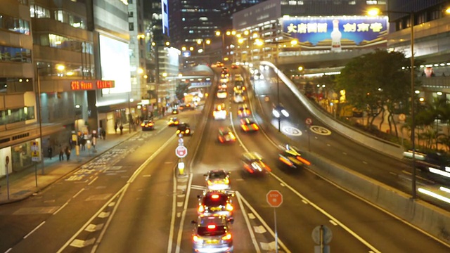 繁忙的交通和城市景观，在夜晚的现代城市香港，时间流逝。视频素材