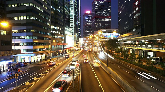 繁忙的交通和城市景观，在夜晚的现代城市香港，时间流逝。视频素材