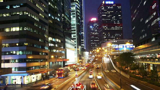 繁忙的交通和城市景观，在夜晚的现代城市香港，时间流逝。视频素材