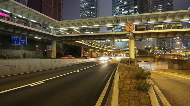 繁忙的交通和城市景观，在夜晚的现代城市香港，时间流逝。视频素材