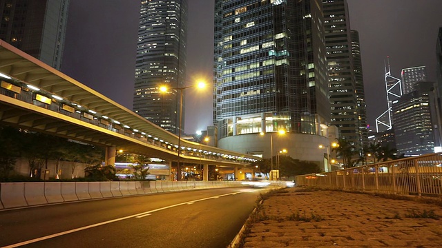 繁忙的交通和城市景观，在夜晚的现代城市香港，时间流逝。视频素材