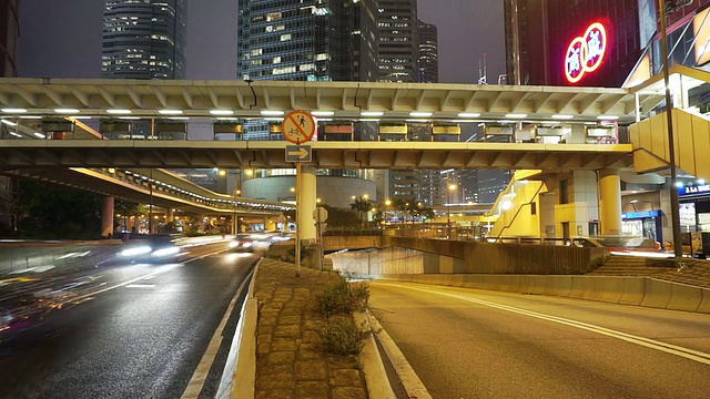 繁忙的交通和城市景观，在夜晚的现代城市香港，时间流逝。视频素材