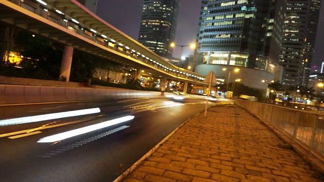 繁忙的交通和城市景观，在夜晚的现代城市香港，时间流逝。视频素材