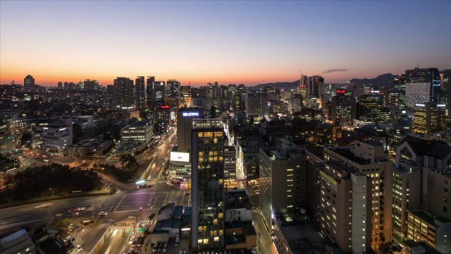 日落到夜景的摩天大楼和交通在明洞移动视频素材