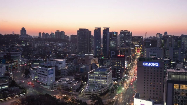 日落到夜景的摩天大楼和交通在明洞移动视频素材