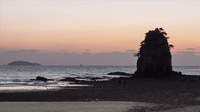 在Kkotjihaesuyokjang海滩上的Halbaehalmae岩石的日落视图视频素材