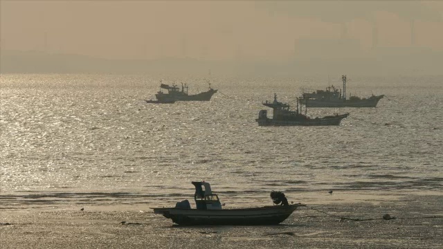 在京平杭港附近的海面和水面上的地平线上拍摄的渔船视频素材