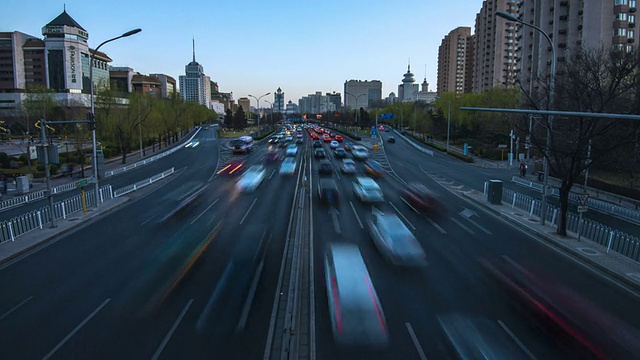 时间流逝——从白天到晚上的城市公路交通视频素材