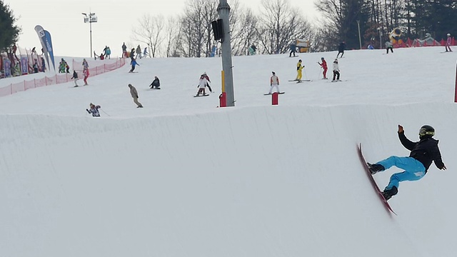 一个人在滑雪胜地的u型场地上滑雪视频素材