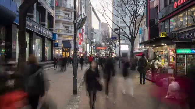 明洞大街上一大群人的照片视频素材